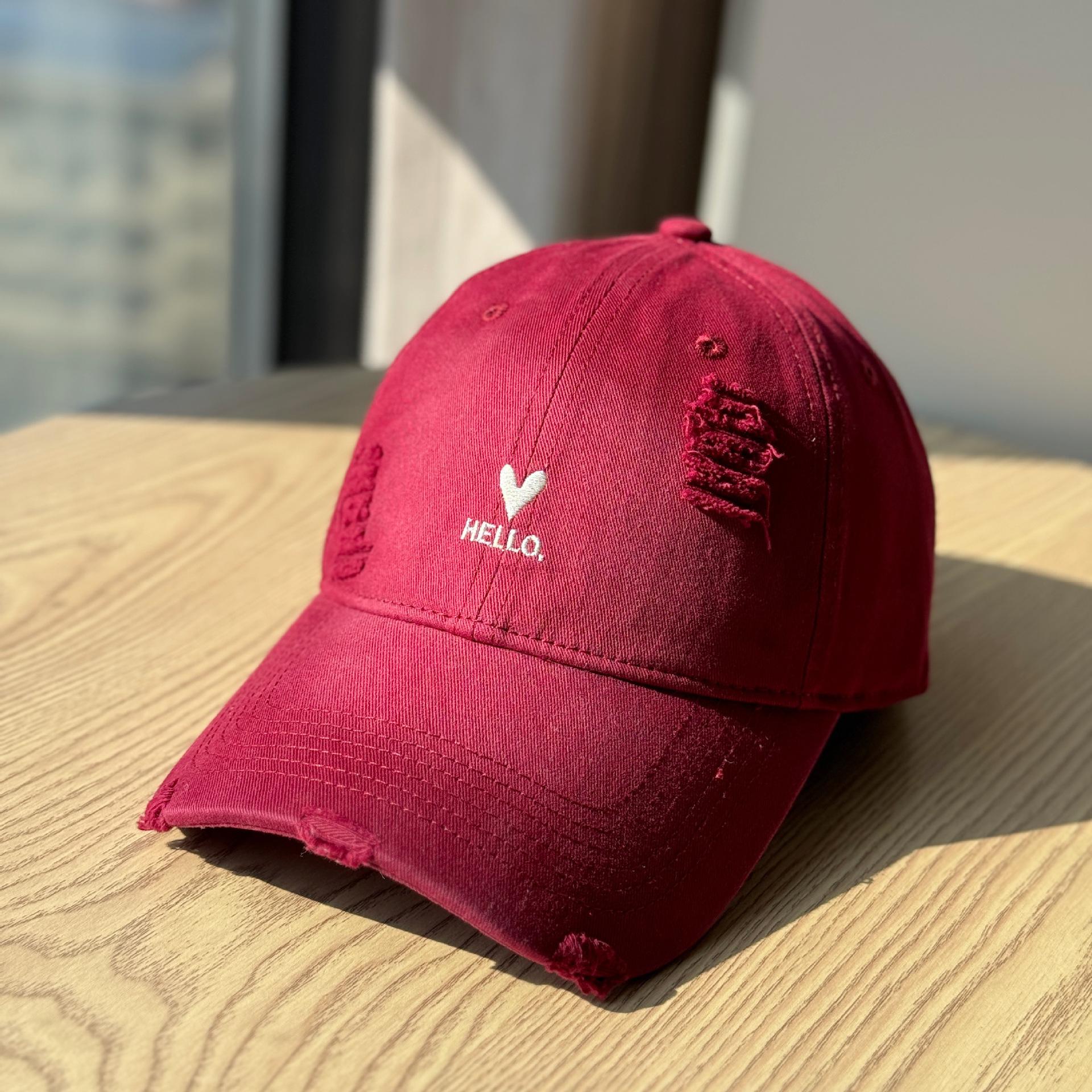 

2026Matching Korean-style heart-embroidered baseball cap for couples, women s spring-summer simple versatile soft-top duckbill cap that makes the Adult54-60Adjustable вина червоного кольору