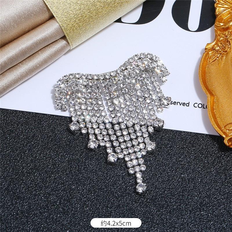 Europäische und koreanische Luxus-Persönlichkeit Flash Diamant Fransen Brosche Temperament vielseitig Perlen Corsage Reihe Diamant Anstecknadel Anzug Strickjacke Accessoires