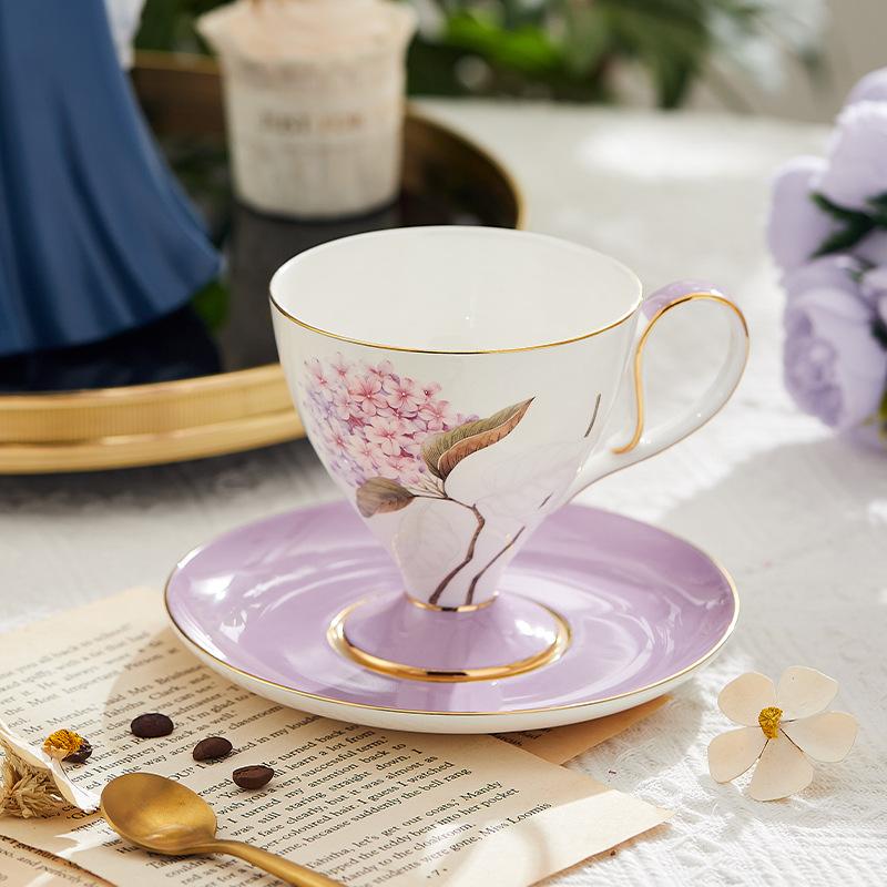 Tasses à café, assiettes et mugs en céramique en porcelaine tendre