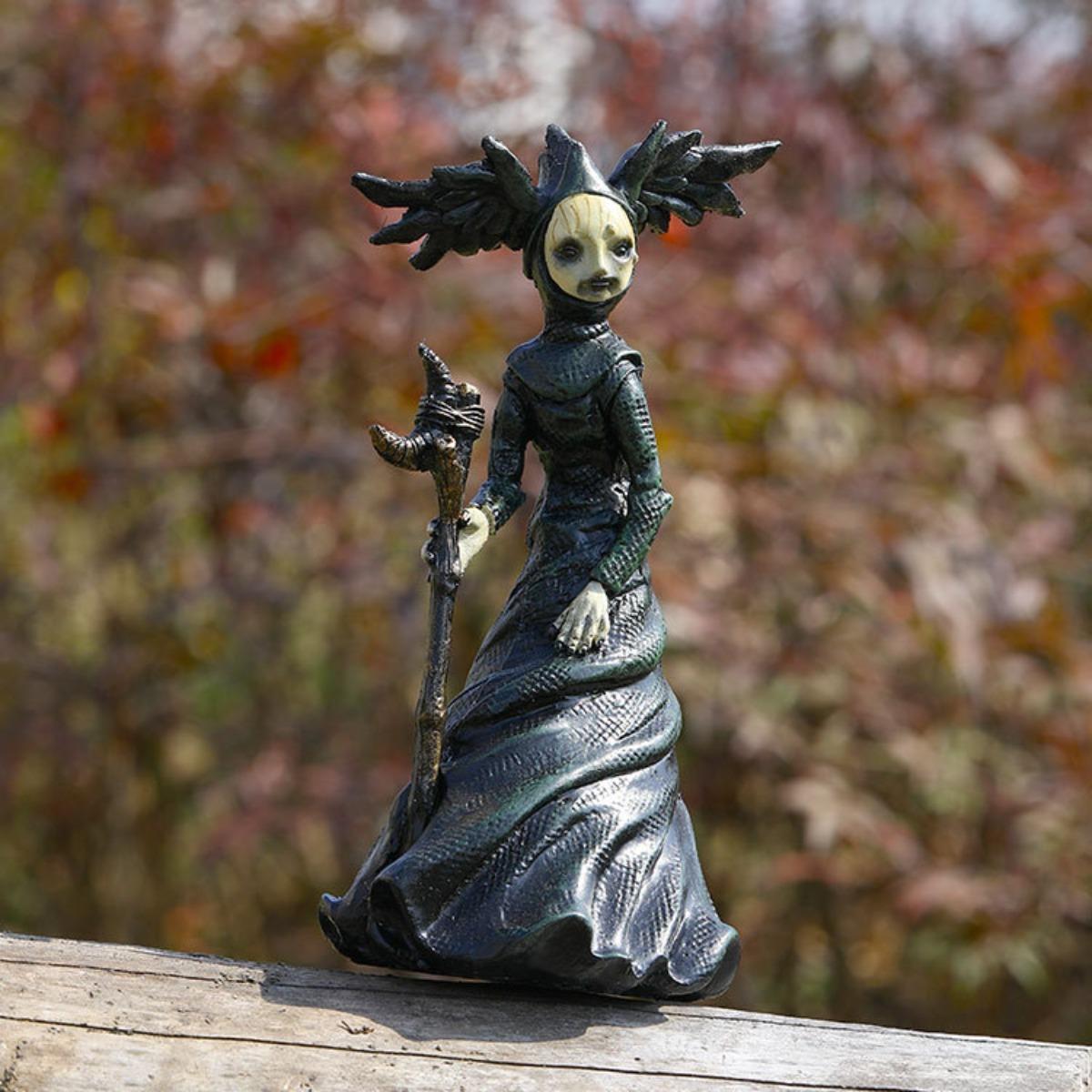 Witch Statue – Halloween Witch Statue,Hand-Painted Gothic Guardian for Home & Mantel, Retro Magician Resin Figurine, Dark Fantasy Collectible 1pc