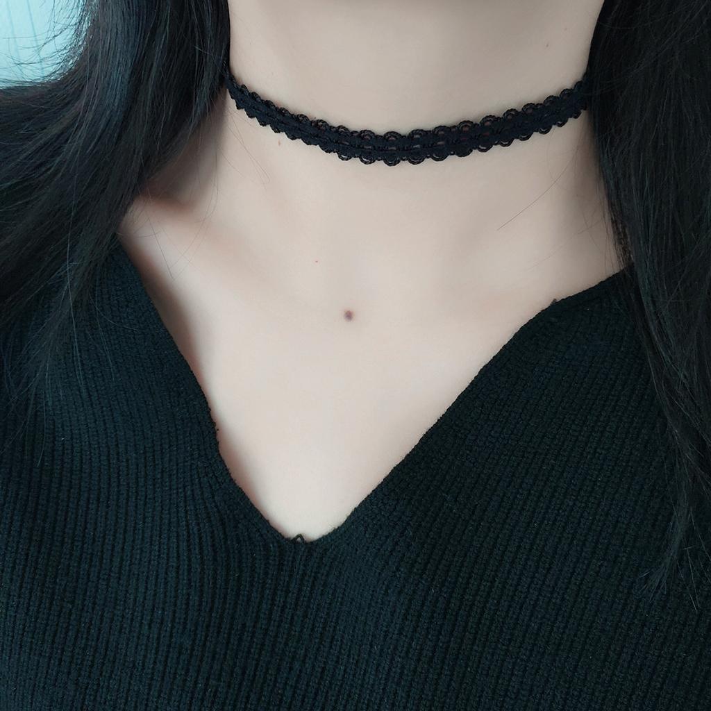 A fashionable, retro and versatile black lace choker collar, neck strap and short collarbone chain necklace for women