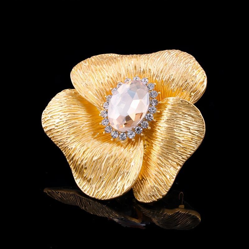 The Golden Noble Flower Brooch Is A High-end and Elegant Crystal Flower Brooch with A Light Luxury and High-end Feel