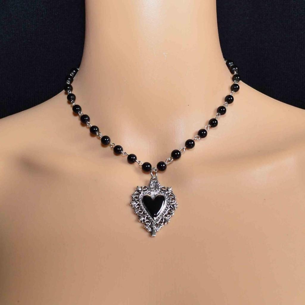 Modern Heartshaped Pendant Necklace For Women With Alloy Material And Gothic Style