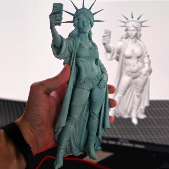 Statue of Liberty Selfie Figurine Selfie Goddess Sculpture Figurine Home Office Living Room Desktop Decoration Ornament