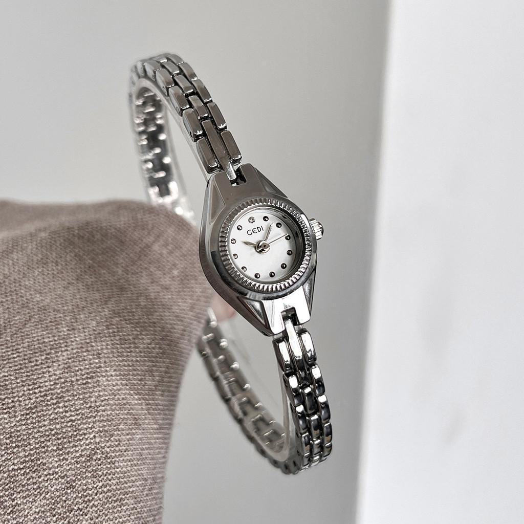 Womens Minimalist Quartz Watch With Stainless Steel Band And Elegant Look For Casual Daily Wear