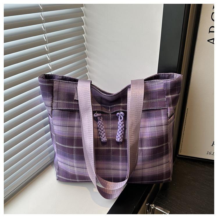 The new fresh and literary plaid is fashionable, simple and large-capacity. Students are casual in class. Portable tote shoulder bag.