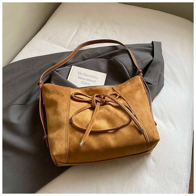 2025 new casual retro large-capacity bag Senmeng commuter suede women s messenger bag shoulder tote bag коричневый 2990₽