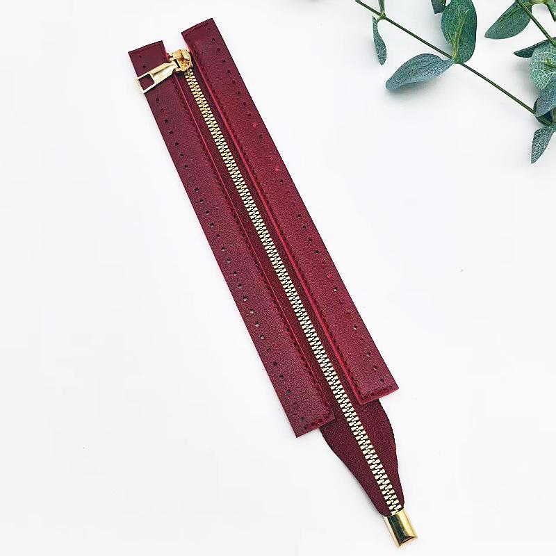 Handgjord flätad läderväska med metallblixtlås