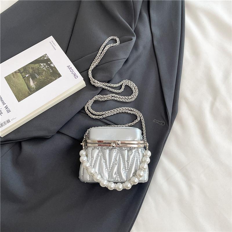 

Korean version of niche fashion casual bag women s 2025 summer new high-value fashionable chain messenger bag mouth red envelope срібний