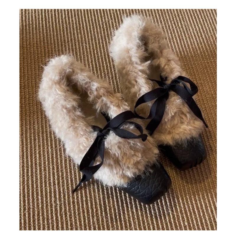 Rundgeschlossene, niedrig geschnittene Baumwoll-Schnürschuhe im Retro-Stil mit extra Höhe und zusätzlicher Isolierung.