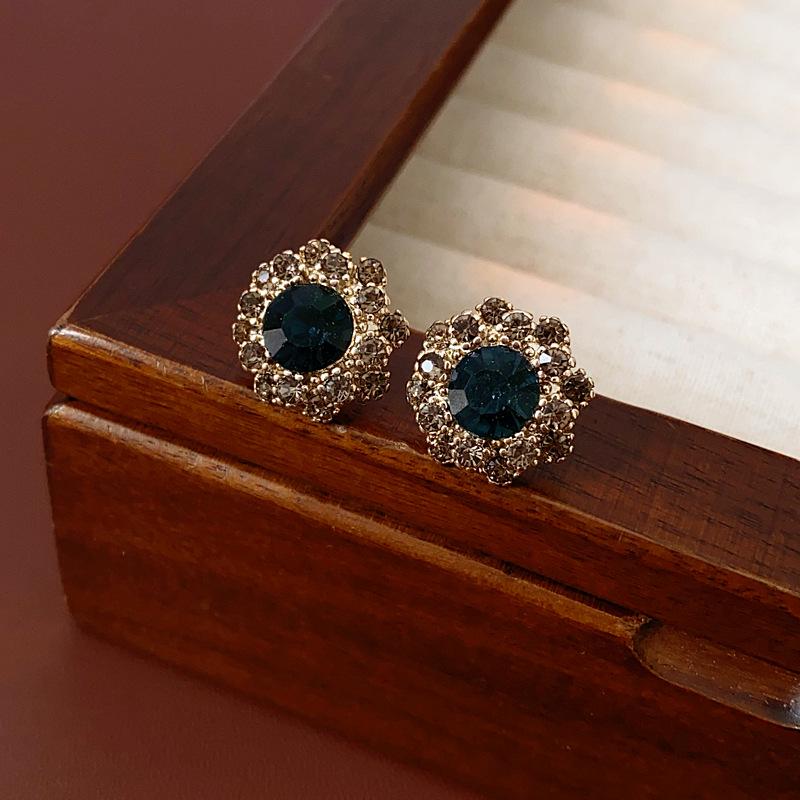 

Vintage Jewelry Set: Silver Needle Diamond-Studded Floral Stud Earrings, Bracelet & High-End Luxury Necklace for Women