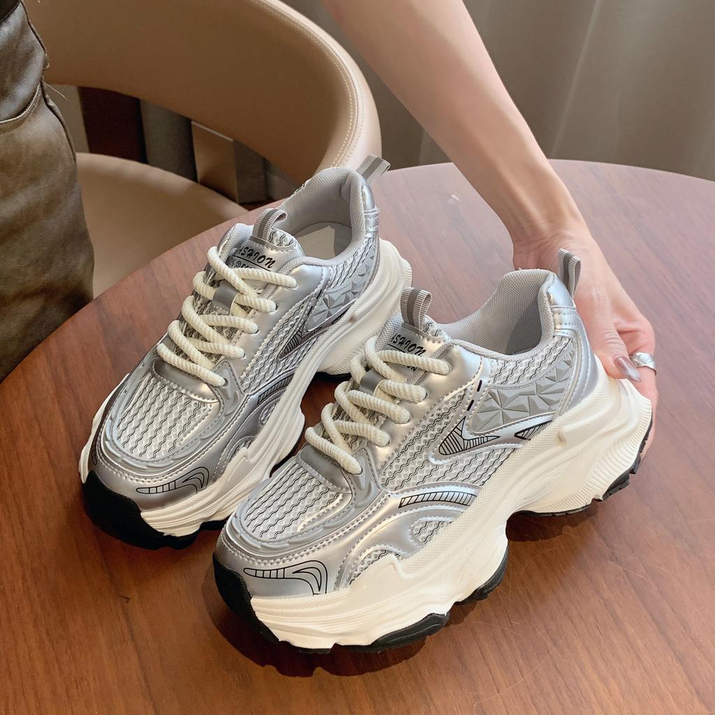 Grube podeszwy tatusiów buty dziecięce 2025 nowe popularne letnie cienkie siateczkowe oddychające siateczkowe buty podnoszące codzienne buty sportowe