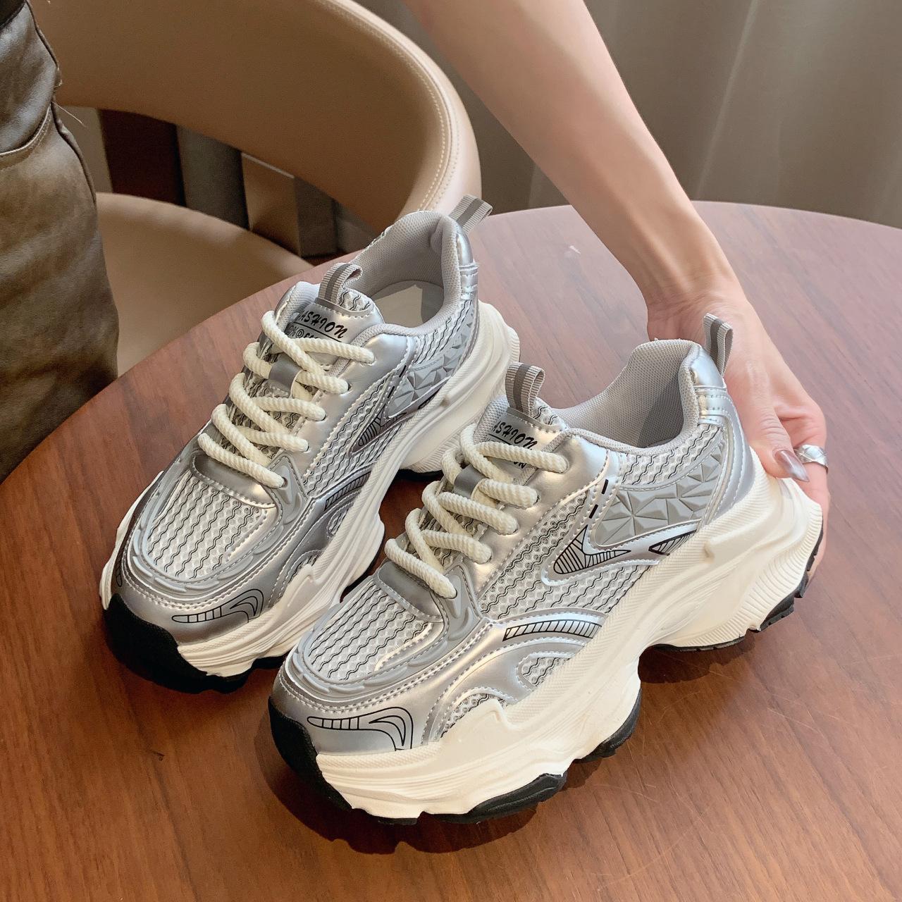 

Детские кроссовки на толстой подошве, новая популярная летняя модель 2025 года, тонкие сетчатые дышащие сетчатые туфли, увеличивающие рост, повседневная спортивная обувь 40 серебряный