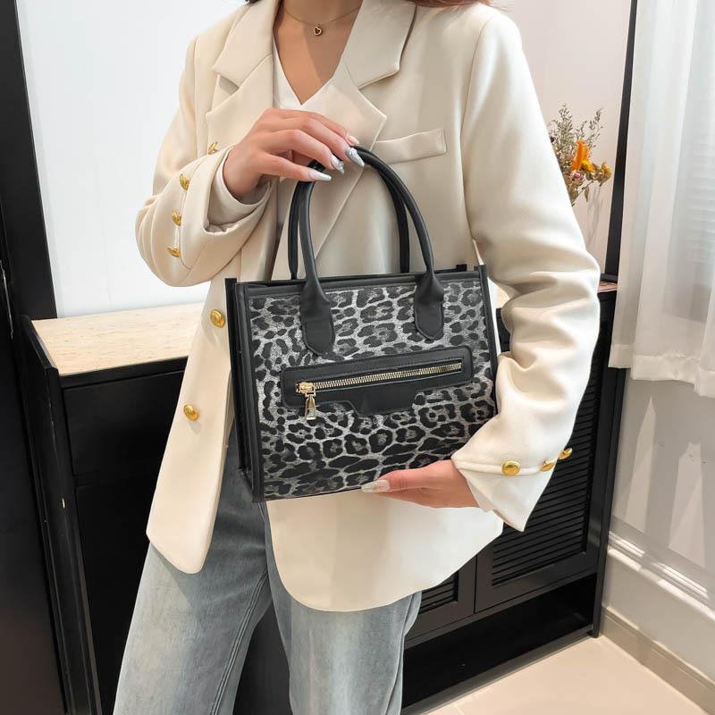 2025 spring new model, this year's popular leopard print fashion handbag, casual personality, sweet and cool trend commuter small square bag