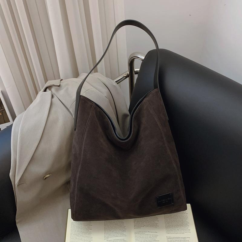 Large capacity tote bag women's new autumn and winter matte commuter bag retro versatile shoulder bag