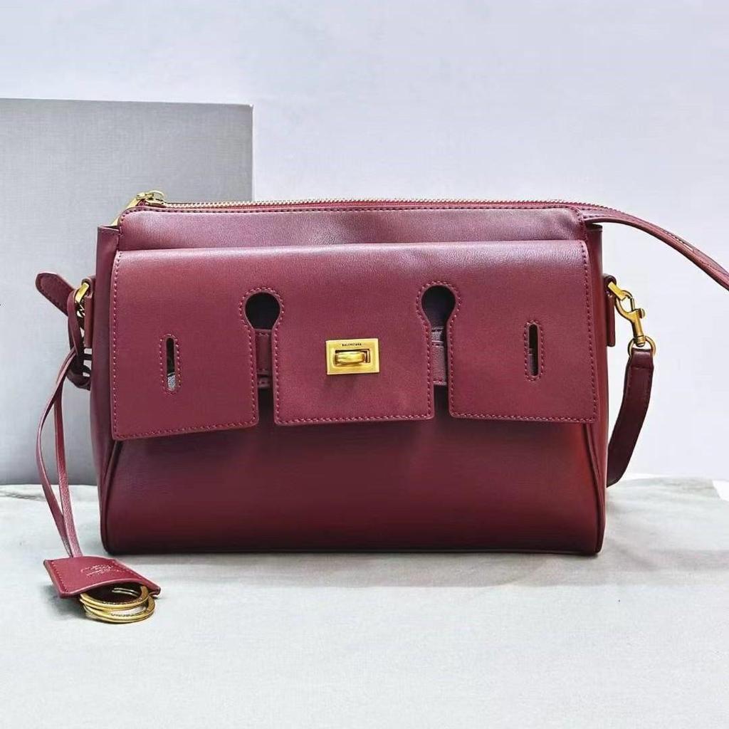 The Genuine Leather Messenger Bag Is Exquisite, Neat and Fashionable. The Clutch Bag Is Simple and Elegant. It Is a Single-shoulder Crossbody Bag