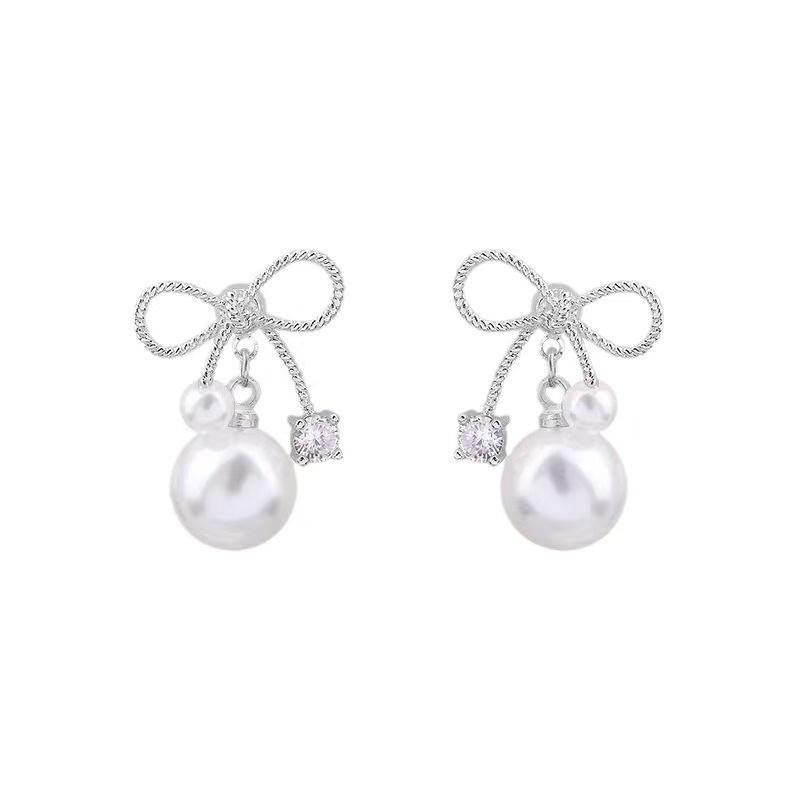 S Simple and stylish high-end earrings, earrings, small and delicate bow pearl stud earrings.