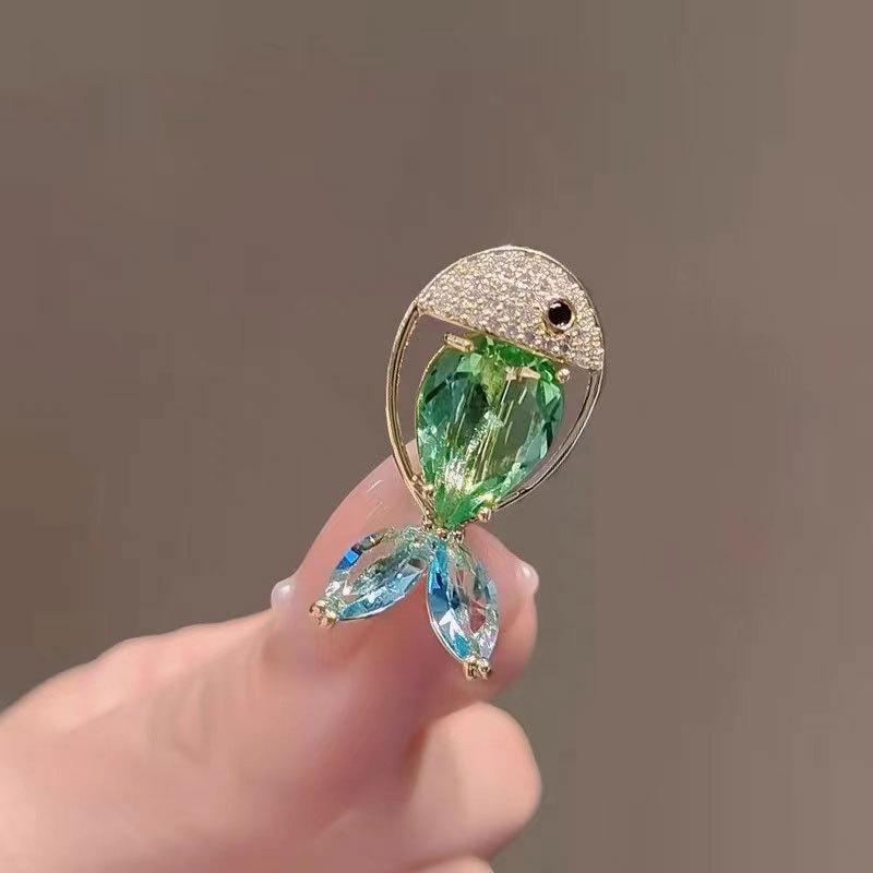 Cute Alloy Fish Cartoon Ocean Animal Brooches for Women Crystal Clothing Cute Lapel Pin Accessories Jewelry
