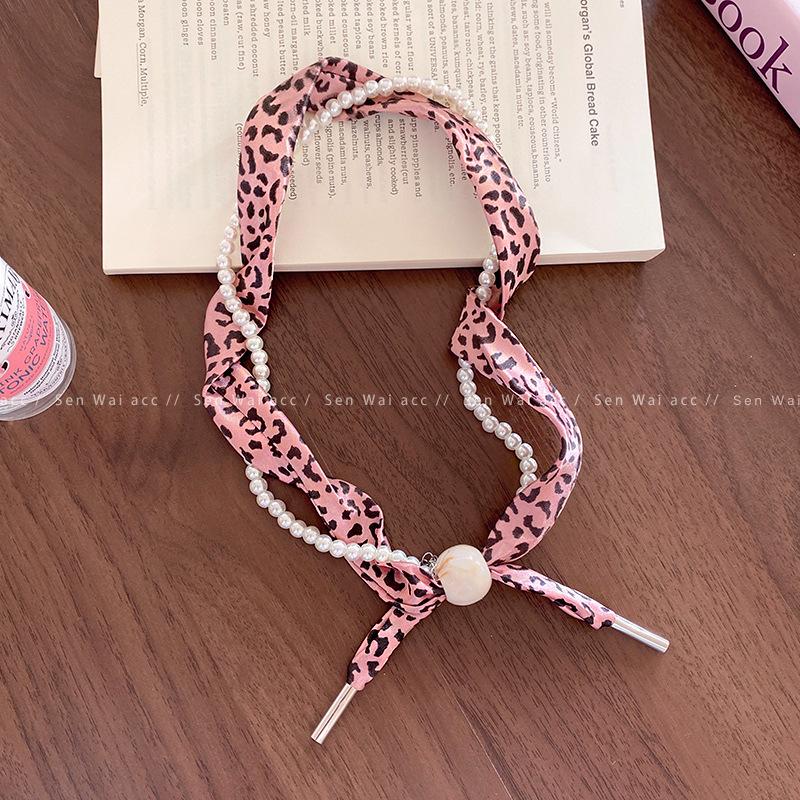 Pink Leopard Print Magnetic Pearl Necklace Women's 2026 New Niche Sweater Chain Light Luxury Accessories