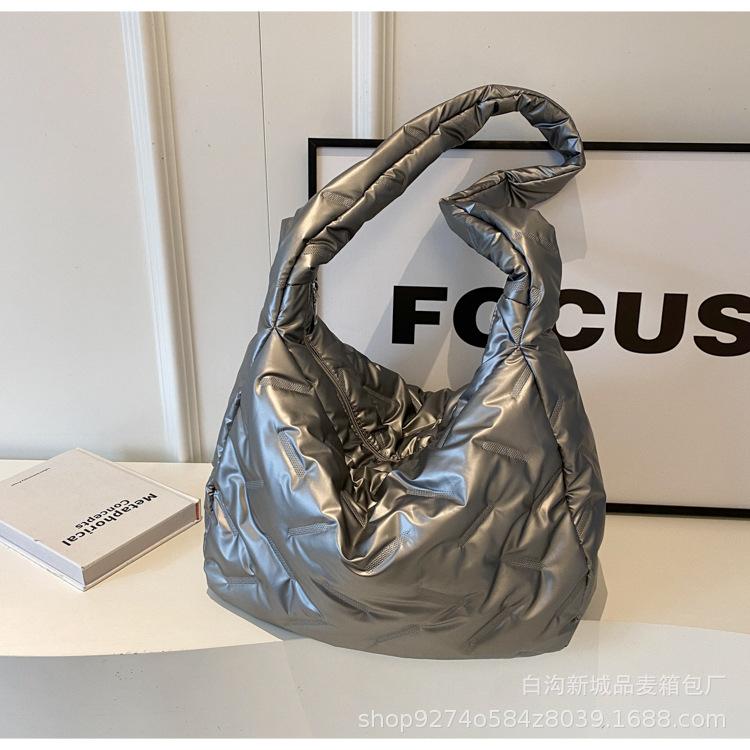 

Fashionable large-capacity tote bag women s 2025 new simple and versatile crossbody bag foreign niche commuter shoulder bag срібний
