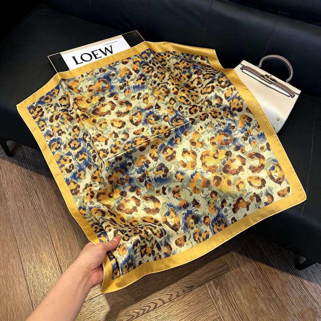 New old money wind chain neck scarf women's commuting versatile soft silk scarf neck protection shawl outer scarf