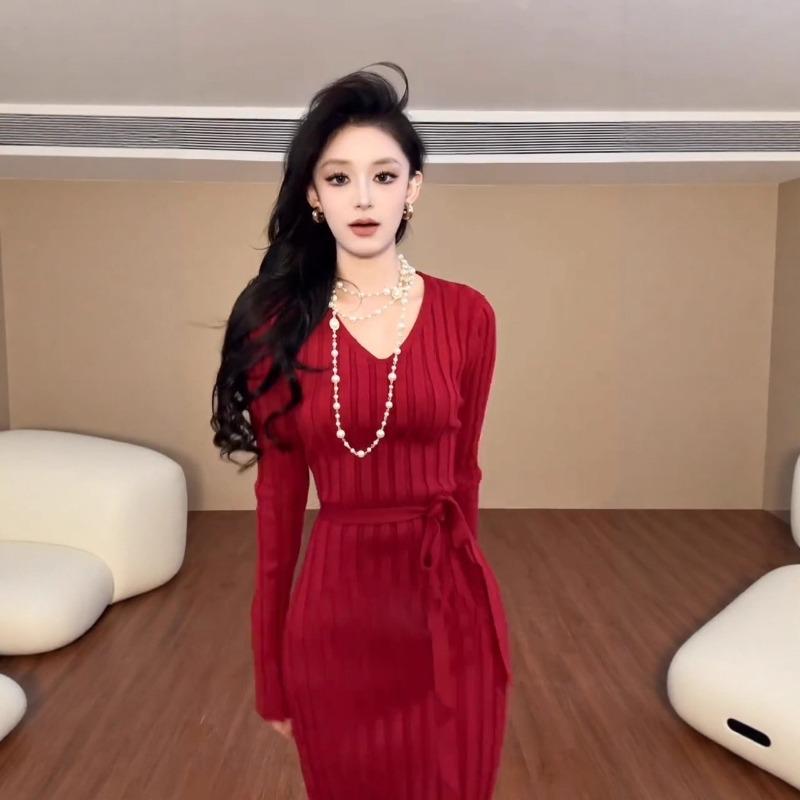 [] Temperament red knitted dress women's autumn slim and thin v-neck hip-wrapped sweater long dress