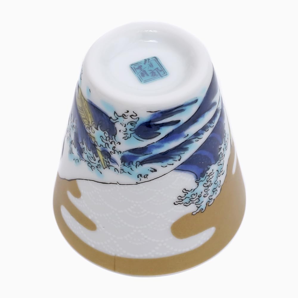 Kutani a traditional craft of the Hokuriku This sake cup features a wave design by and can also be used as a sake bottle or accessory a stylish and
