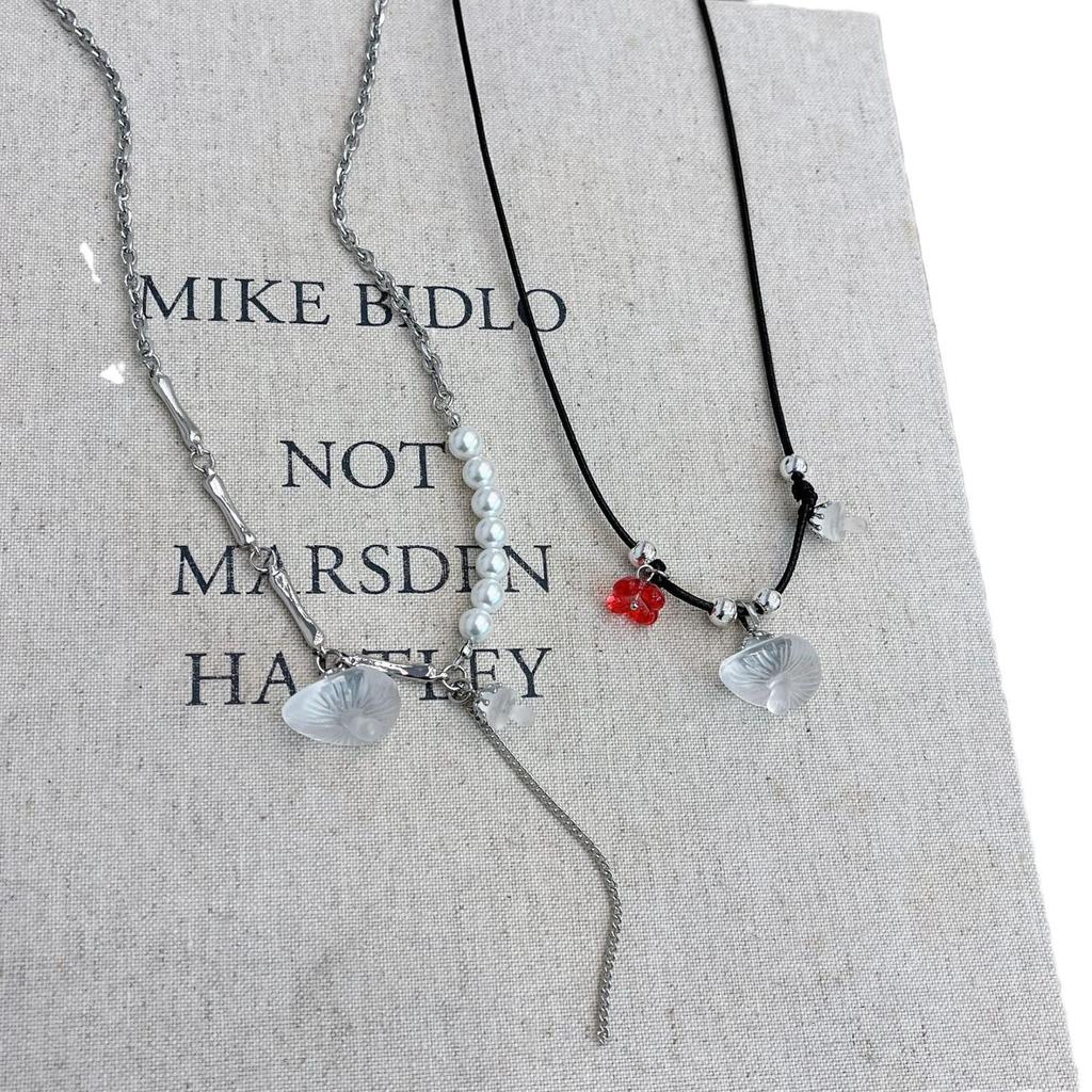 Chic Mushroom Pendant Necklace for Women - Cute, Exquisite Design, Versatile Clavicle Chain, Perfect Autumn/Winter Accessory.