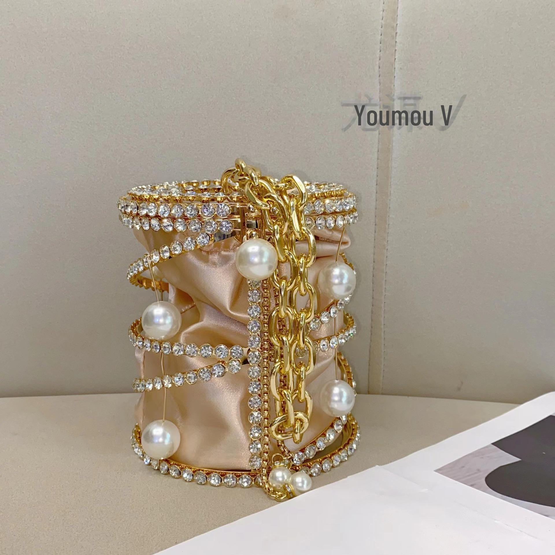 

Сумка-клатч Celebrity с атласным жемчугом и металлической цепочкой