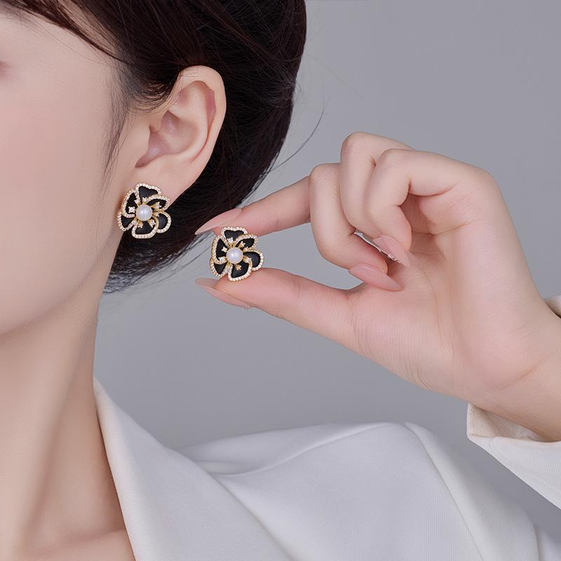 Black Pearl Flower Earrings Are Elegant And Composed For Women. Black Earrings Are Women'S Accessories