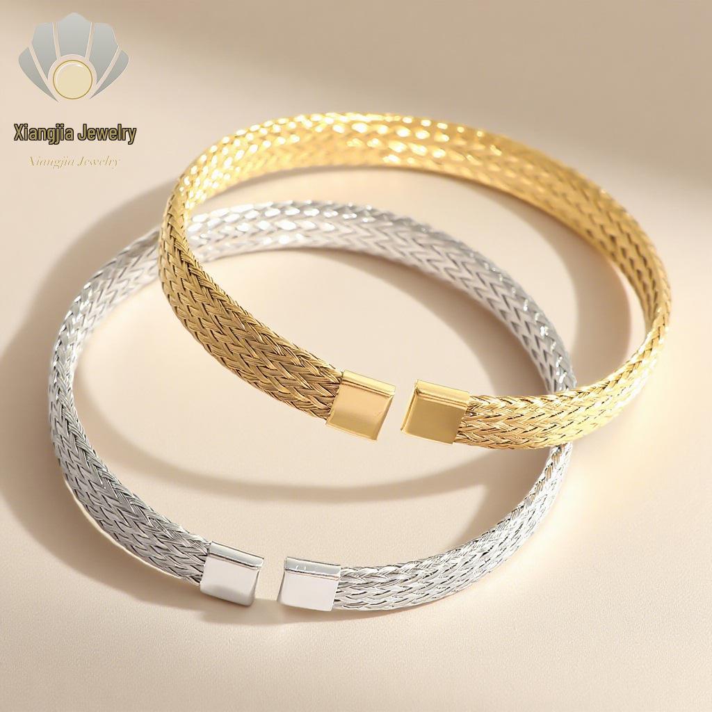 Bracciale Aperto in Acciaio Titanio High-End Europeo-Americano: Bracciale Intrecciato Semplice e alla Moda, Placcato Oro, Lusso Leggero