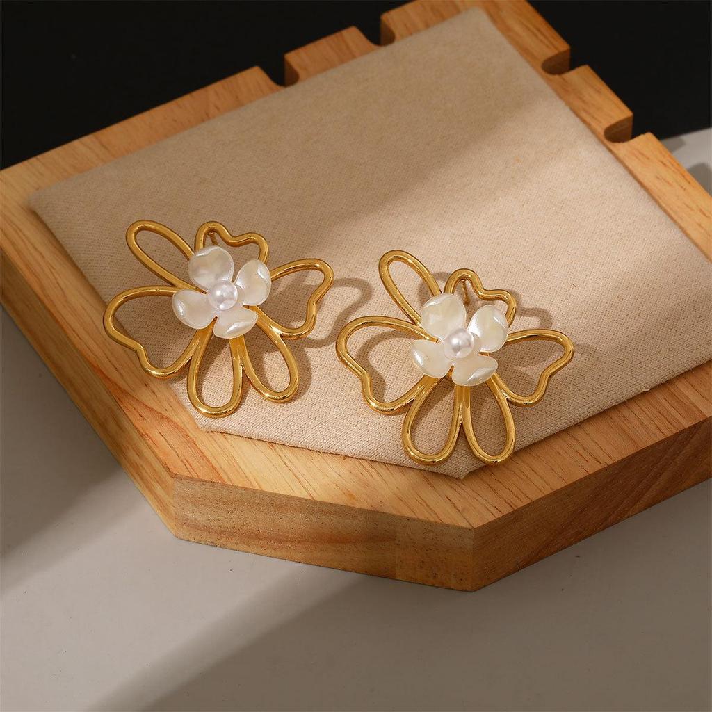 European Floral Titanium-Steel Heart Drop Earrings, Lightweight Luxury Design, Niche Style.