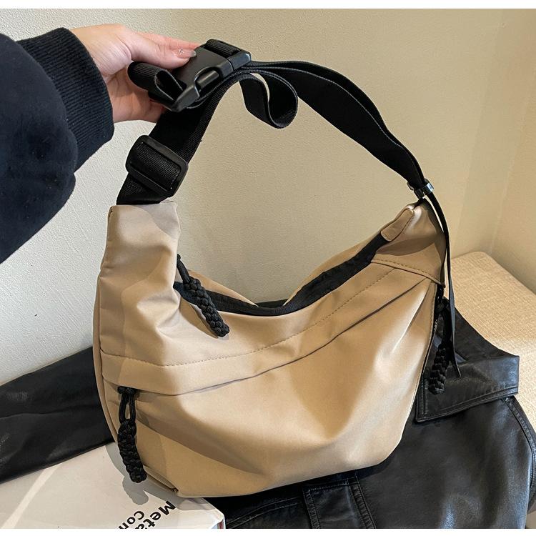 Large capacity dumpling bag Korean version literary shoulder bag new commuter women fashion casual versatile messenger bag