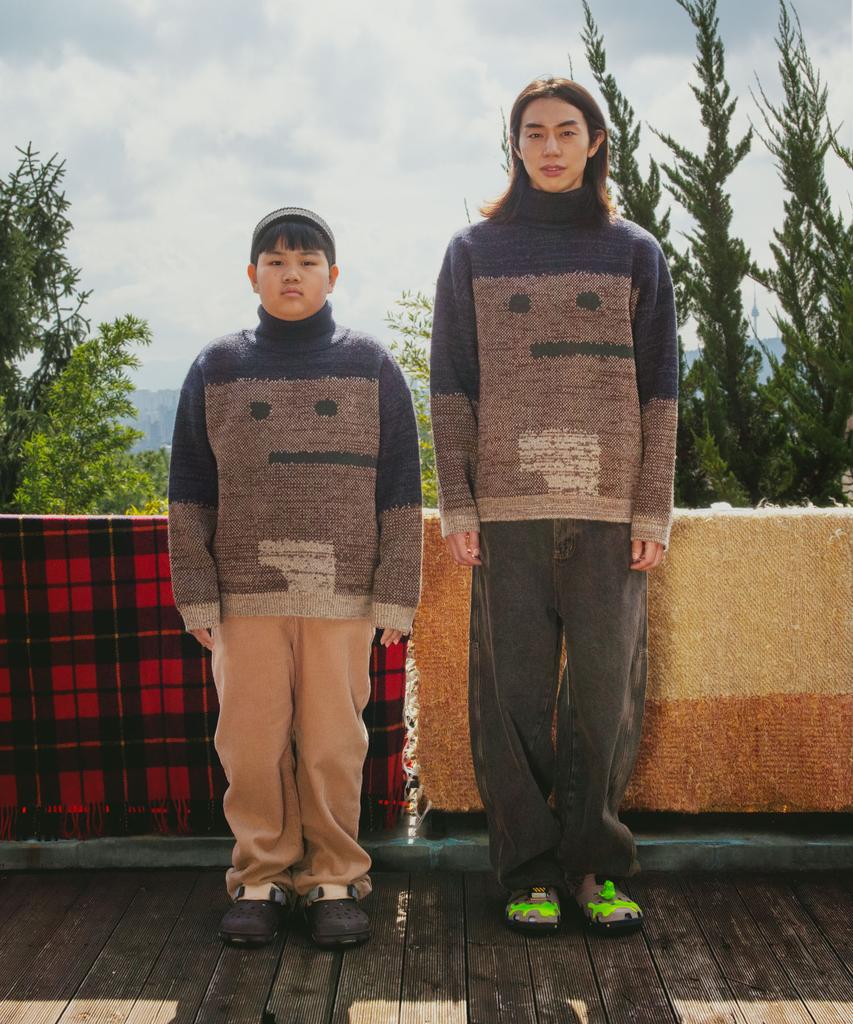 GROUNDWORK Square Man Turtleneck Knit Sweater / Navy Brown Mix