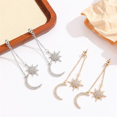Übertriebene Mond- und Stern-Steckohrringe für einen eleganten Look einer Dame. Mond Sichel Anhänger zum Tragen als Ohrringe.