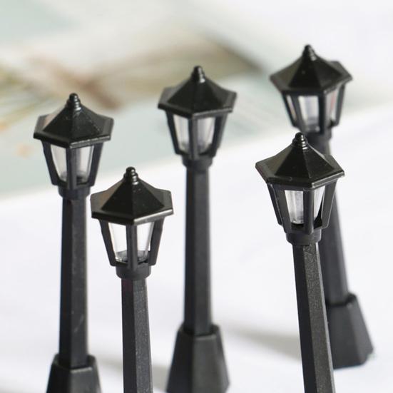 2Pcs Doll House Lamp Simple Lovely Smooth Dollhouse Lawn Light for Entertainment
