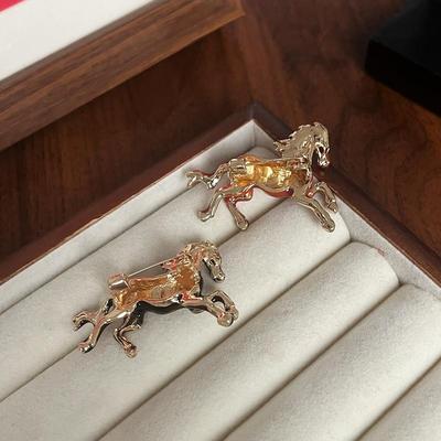 Broches Exquisitos de Cavalo Correndo Para Mulheres Homens Esmalte de 4 Cores Animal Pins de Broche Ano do Cavalo Joias de Festa Presente