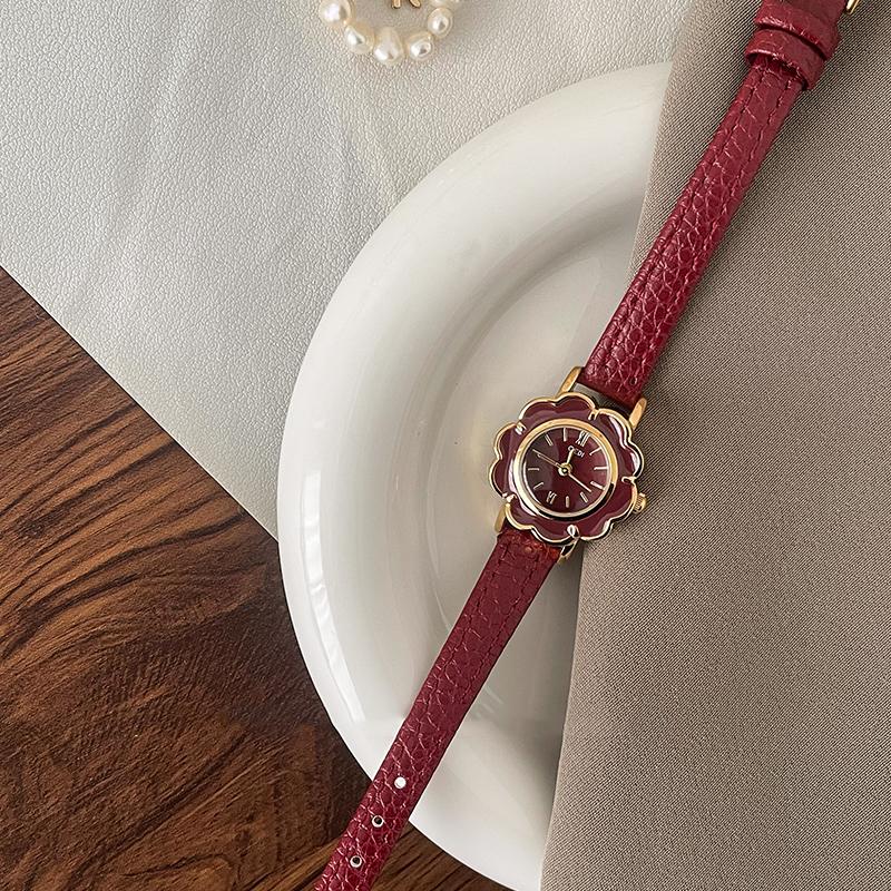 Retro Classic Women's Watch with Genuine Leather Strap Floral Design with Light Glaze and Sand-Filled Dial Commuter-Style Women'