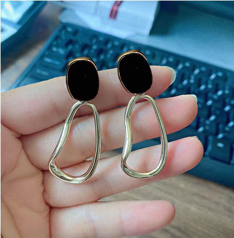 Gold Coil S925 Silver Needle Stud Earrings: French Retro Light Luxury Fashion, High-End Niche Accessories.
