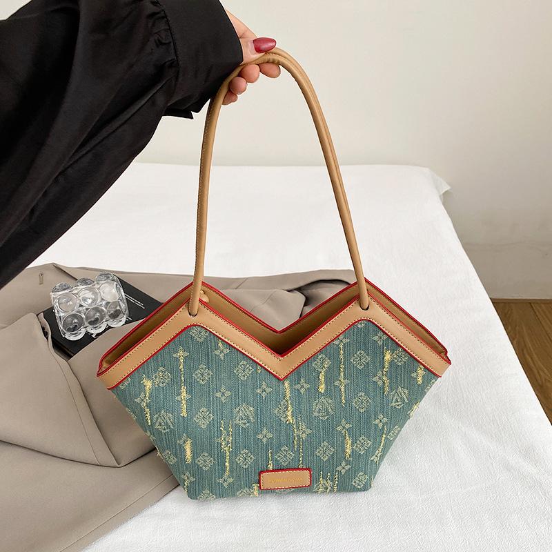 

Large-capacity bag women s 2025 new summer high-value commuting to work single shoulder hip bag class tote handbag