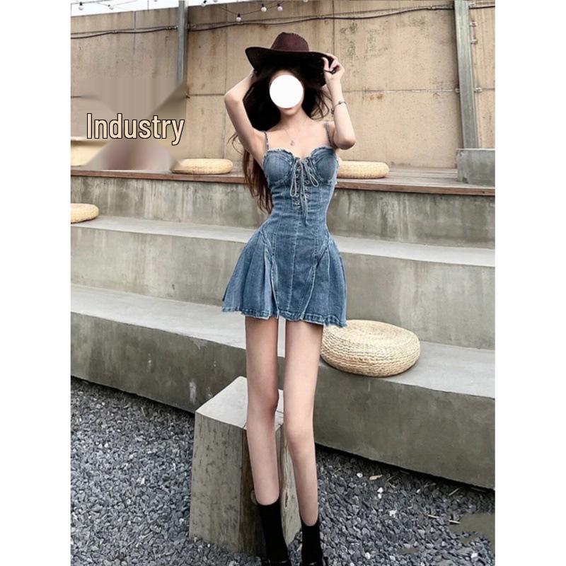 Retro Sommer 2024 Damen Outfit: Süßes knielanges Jeanskleid mit figurschmeichelndem Top und frechem kurzen Rock