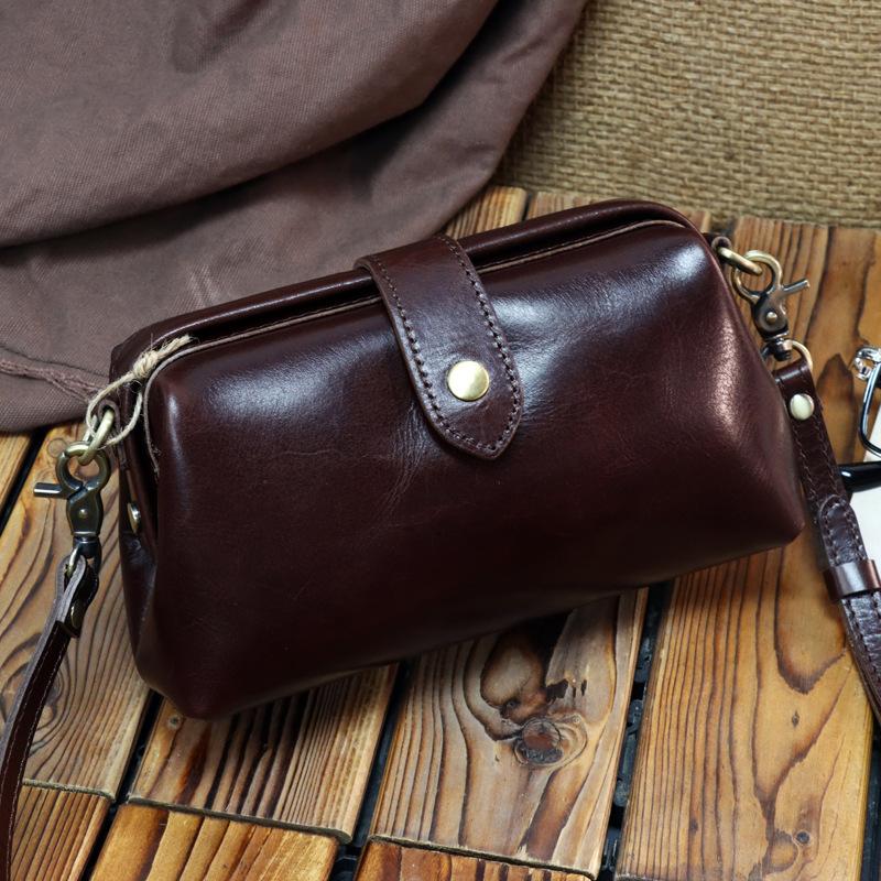 

Литературная и ретро сумка-клатч из коровьей кожи растительного дубления с золотистой застежкой, повседневная, универсальная, мини-мессенджер, маленькая сумка, новая квадратная сумка 2025 темно-коричневого