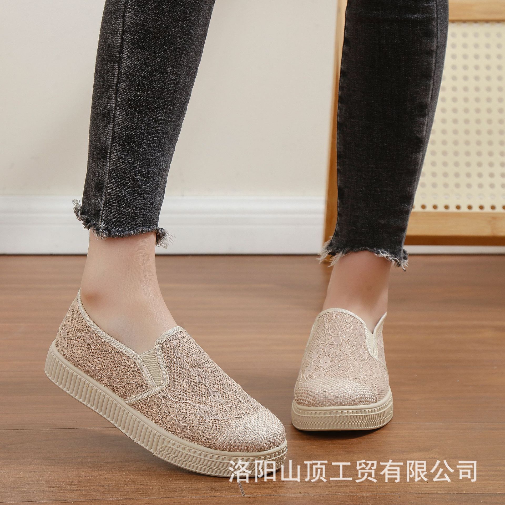 

Весна 2025 года, новые туфли для рыбалки Xiaoxiangfeng, женская парусиновая обувь на плоской подошве с одной педалью, мягкая модная повседневная тканевая обувь для женщин 35