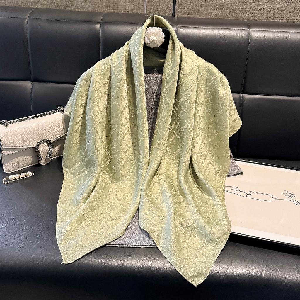 Módní a elegantní špičkový čtvercový šátek z umělého hedvábí Hedvábný šátek Písmeno D Tencel Bavlna Zlatý hedvábný šátek Šátek na hlavu Ženy
