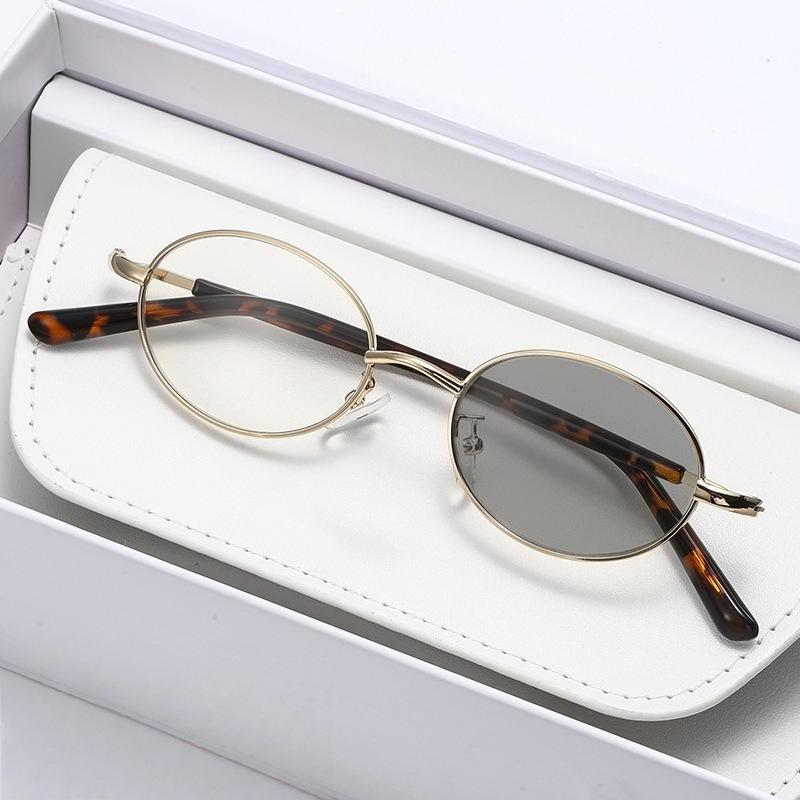 Retro Small Oval Photochromic Blue Light Blocking Myopia Glasses Metal Frame Blue Light Blocking Near Sight Glasses 0 To -4.0