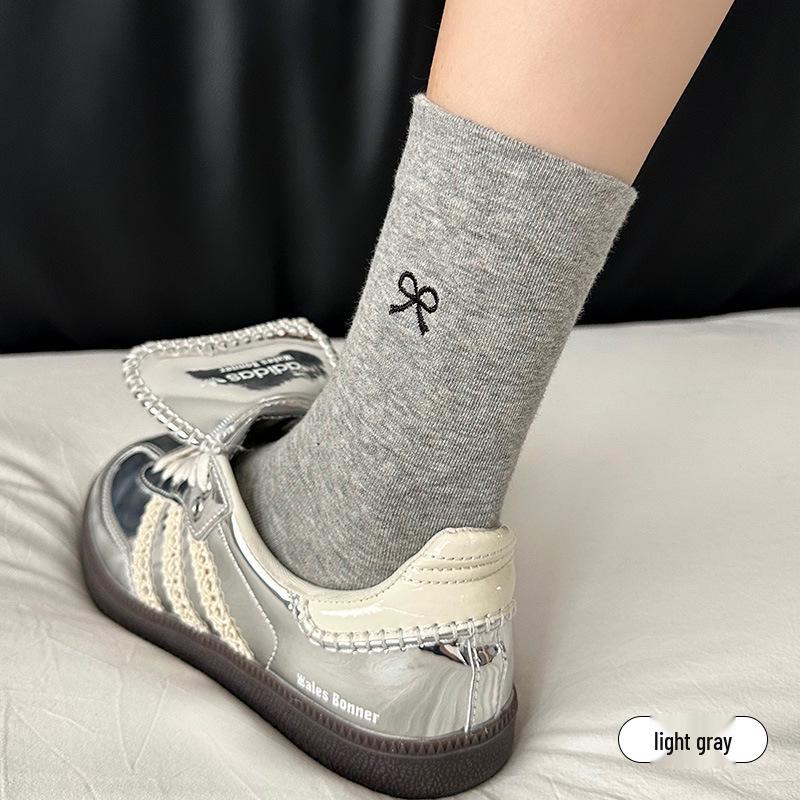 

Wide-Mouth Mid-Calf Postpartum Socks: Cotton, Sweat-Absorbent, Breathable, Skin-Friendly, Soft, Elastic, with Embroidered Bow for Comfort. One Size світло-сірий колір