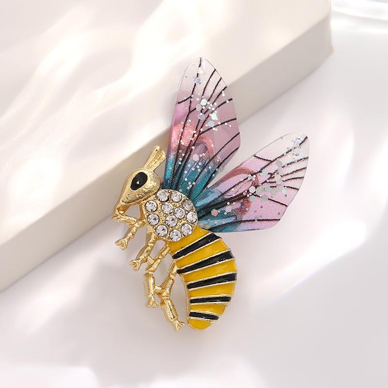 

Элегантная брошь в виде эльфа с пчелой из стразов и акриловыми крыльями фиолетовый