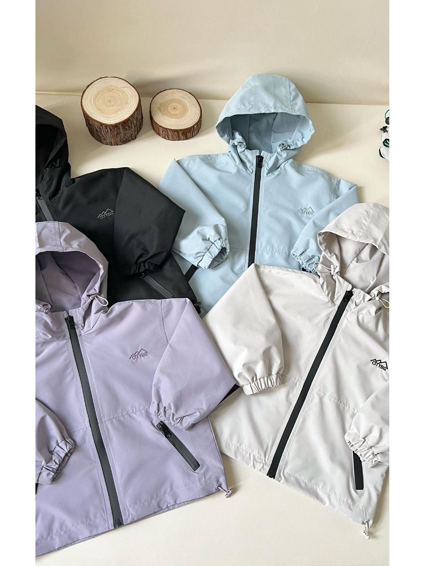 

Детская куртка-ветровка с капюшоном - для активного отдыха, путешествий и походов для мальчиков и девочек 100