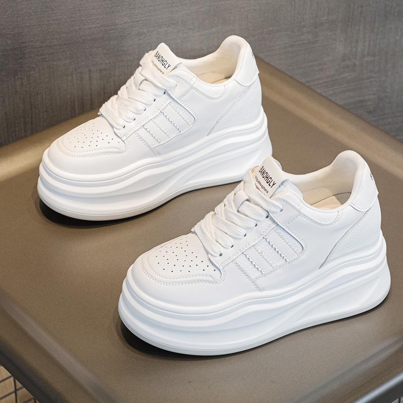 Leder kleine weiße Schuhe Damen Herbst neue vielseitige dicksohlige Innenhöhe erhöhen Freizeitschuhe kleine Sportschuhe Board-Schuhe
