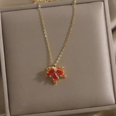 Modieuze Rode Esdoornblad Hanger Ketting voor Vrouwen - Elegante, Veelzijdige en Luxe Sleutelbeen Ketting